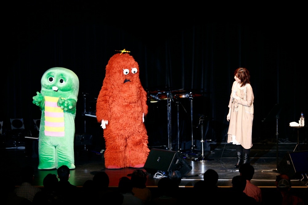 ガチャピンとムックと談笑する岡本真夜。