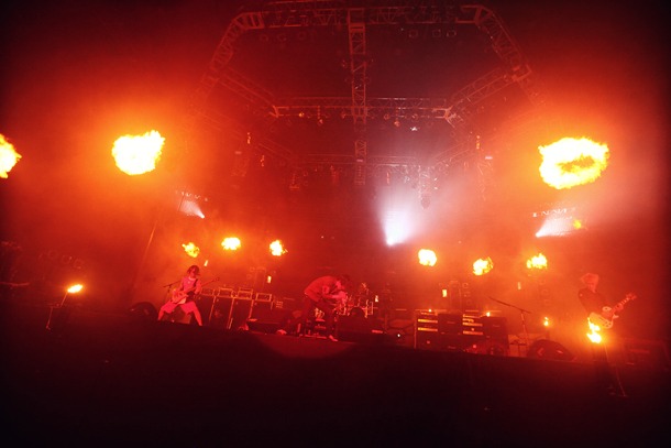 本編終盤の「Rock, Scissors, Paper」では、火炎の演出も取り入れられた。（撮影：橋本塁〔SOUND SHOOTER〕）