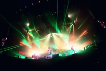「ONE OK ROCK 2011-2012 “残響リファレンス” TOUR～YOKOHAMA ARENA SPECIAL FINAL～」の様子。（撮影：橋本塁〔SOUND SHOOTER〕）
