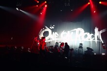 「ONE OK ROCK 2011-2012 “残響リファレンス” TOUR～YOKOHAMA ARENA SPECIAL FINAL～」の様子。（撮影：橋本塁〔SOUND SHOOTER〕）