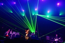 「ONE OK ROCK 2011-2012 “残響リファレンス” TOUR～YOKOHAMA ARENA SPECIAL FINAL～」の様子。（撮影：橋本塁〔SOUND SHOOTER〕）