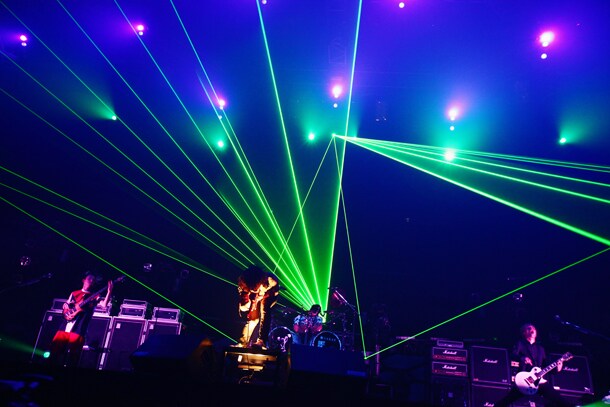 「ONE OK ROCK 2011-2012 “残響リファレンス” TOUR～YOKOHAMA ARENA SPECIAL FINAL～」の様子。（撮影：橋本塁〔SOUND SHOOTER〕）