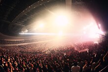 「ONE OK ROCK 2011-2012 “残響リファレンス” TOUR～YOKOHAMA ARENA SPECIAL FINAL～」の様子。（撮影：橋本塁〔SOUND SHOOTER〕）