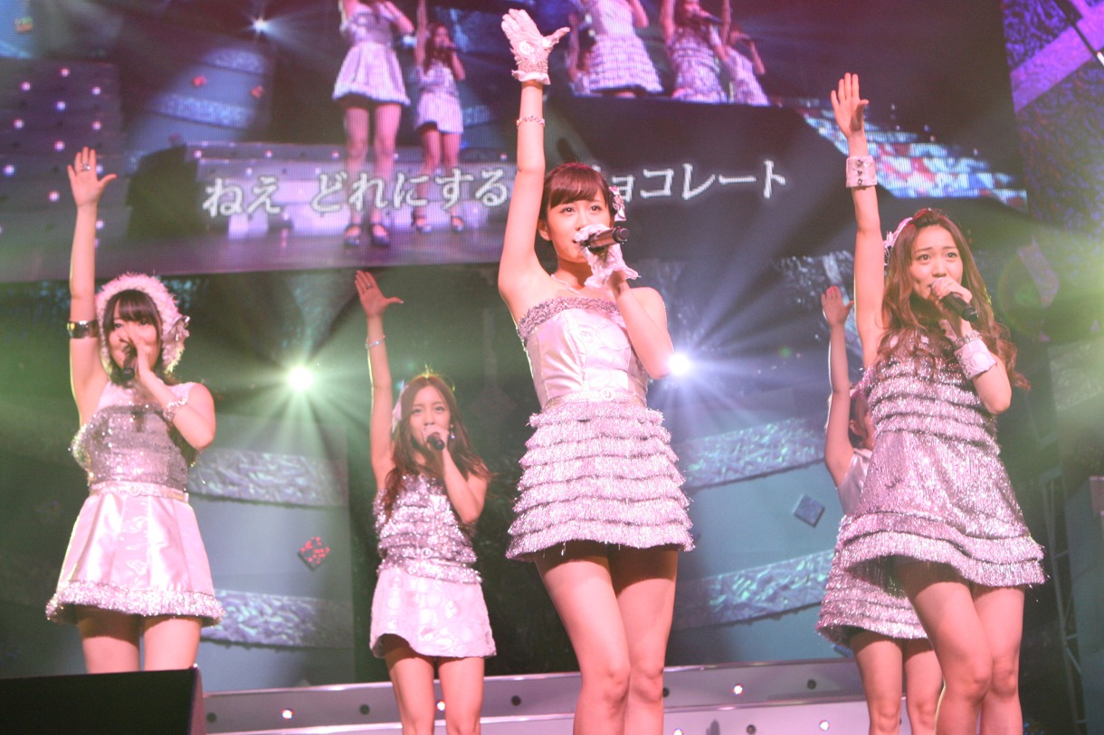 写真左から指原莉乃、板野友美、前田敦子、大島優子。