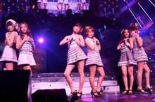 写真左から指原莉乃、板野友美、前田敦子、高橋みなみ、大島優子、篠田麻里子。