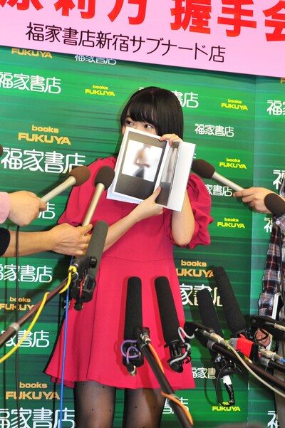 オススメのグラビアを見せつつも、若干恥ずかしそうな表情の指原莉乃。