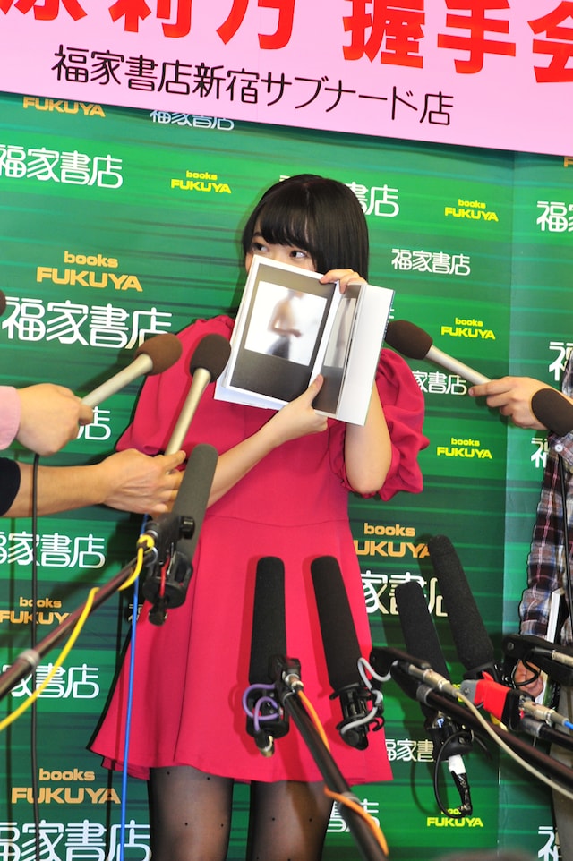 オススメのグラビアを見せつつも、若干恥ずかしそうな表情の指原莉乃。