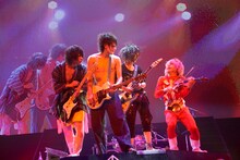 「†ザ・V系っぽい曲†」でギターを抱える歌広場淳、樽美酒研二、喜矢武豊の3人と、壊れたバイオリンを弾くふりをする鬼龍院翔。