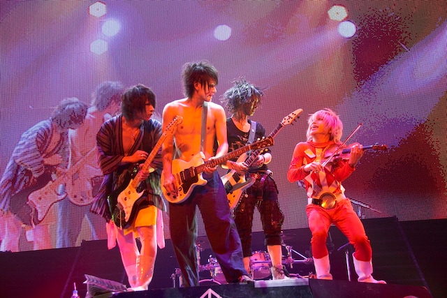 「†ザ・V系っぽい曲†」でギターを抱える歌広場淳、樽美酒研二、喜矢武豊の3人と、壊れたバイオリンを弾くふりをする鬼龍院翔。