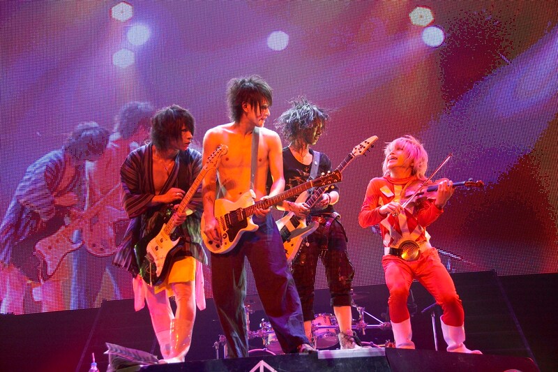 「†ザ・V系っぽい曲†」でギターを抱える歌広場淳、樽美酒研二、喜矢武豊の3人と、壊れたバイオリンを弾くふりをする鬼龍院翔。