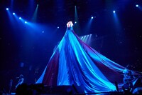 「紅白歌合戦」出場を想定して手作りした衣装に身を包み熱唱する鬼龍院翔。しかし次の瞬間には悲劇に見舞われる事態に。