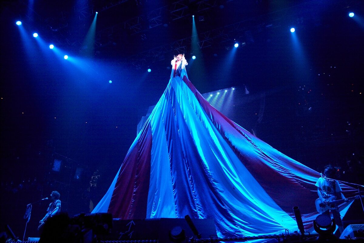 溶接 書き初め 全裸 ゴールデンボンバー衝撃の初武道館 音楽ナタリー