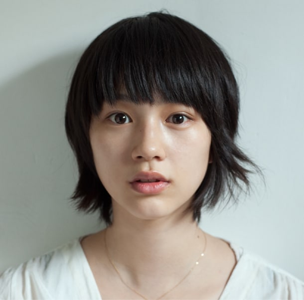 能年玲奈の顔が印象的なシングル「その瞳、意味深」ジャケット。