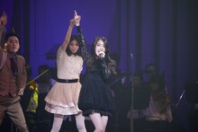 ダンサーを従えて「Good Day (Japanese Version)」をパフォーマンスするIU。