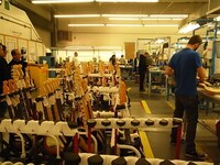 フェンダー社で説明を受けるスト☆ダンメンバー（写真左端）。