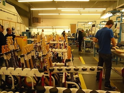 フェンダー社で説明を受けるスト☆ダンメンバー（写真左端）。