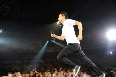 写真は2011年のツアーより。ステージ上を全力で駆ける小田和正。