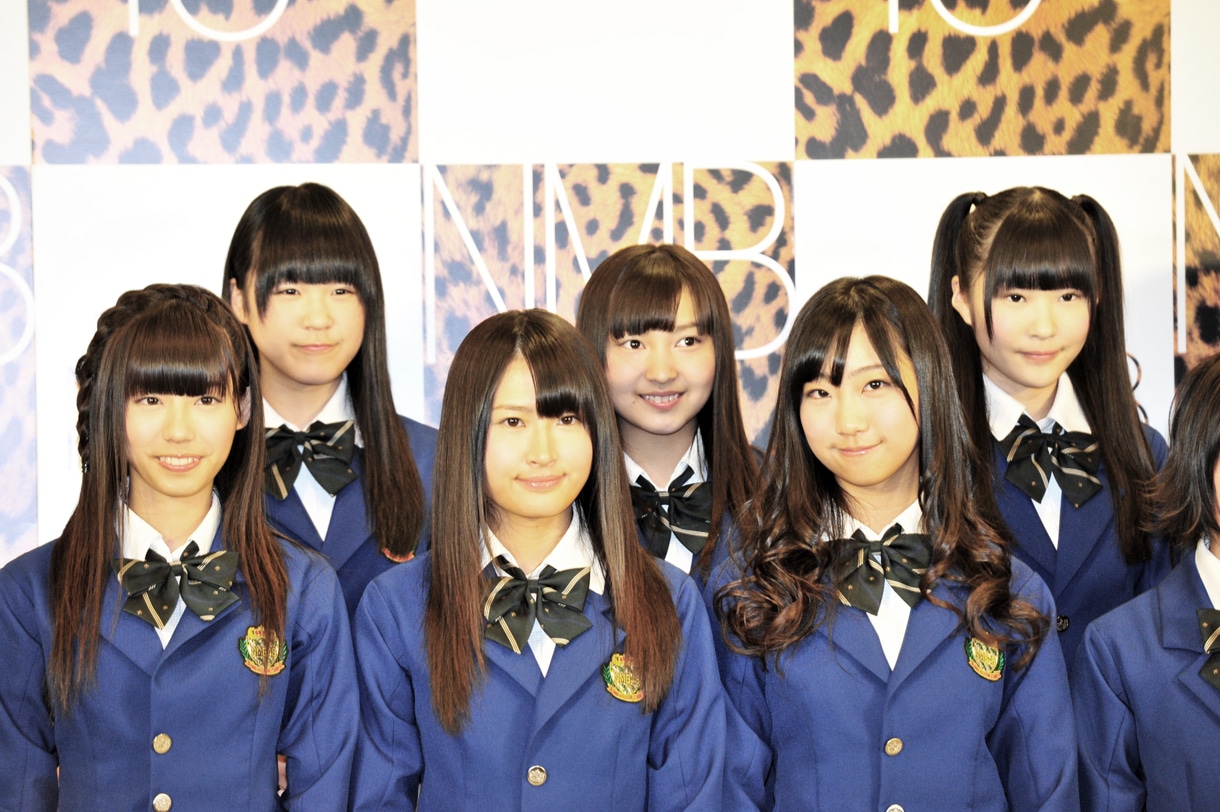写真前列左から山岸奈津美、村上文香、肥川彩愛。後列左から三田麻央、太田里織菜、川上礼奈。