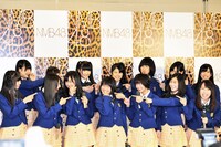 「センターになりそうな人は？」という問いに、それぞれが考えるセンター候補者を指で差すチームMメンバー。