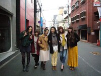 桐山玲奈、武智志穂、山本真由美とともに女優としてドラマに出演する近藤夏子（写真左から2番目）。