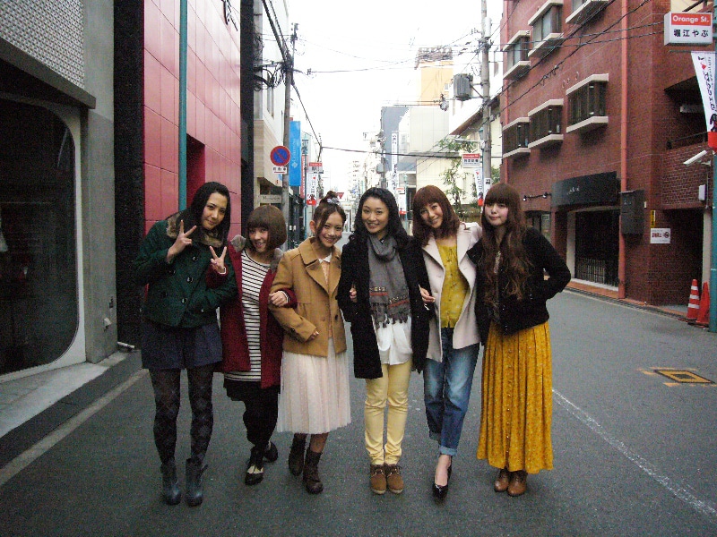 桐山玲奈、武智志穂、山本真由美とともに女優としてドラマに出演する近藤夏子（写真左から2番目）。