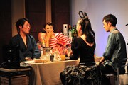 すっかりくつろぎムードの4人。視聴者数は2万3000人を超えた。
