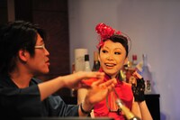 オープニングは龍を模した髪飾りで登場した野宮ママ。ドレスはKEITA MARUYAMAデザインだ。