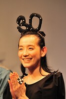 野宮ママが持参した30周年カチューシャがすっかり気に入ってしまった篠原ともえ。