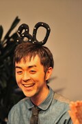 30周年カチューシャを付けてなんとも言えない表情を浮かべる前山田解説員。