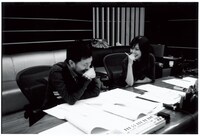 レコーディング中の野崎良太（写真左）と島谷ひとみ（右）。