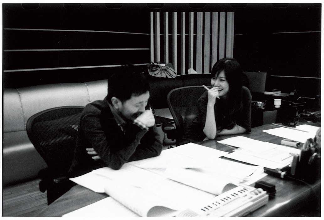 レコーディング中の野崎良太（写真左）と島谷ひとみ（右）。