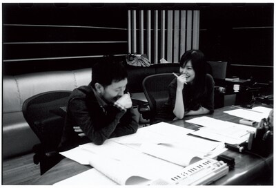 レコーディング中の野崎良太（写真左）と島谷ひとみ（右）。