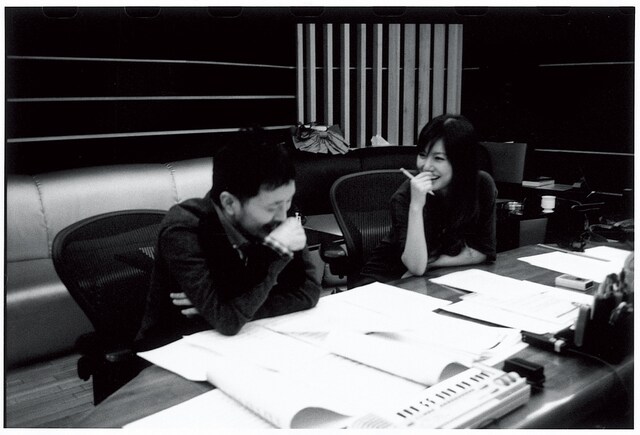 レコーディング中の野崎良太（写真左）と島谷ひとみ（右）。