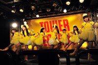 「ピョコピョコ ウルトラ」を披露するモーニング娘。9期＆10期メンバー。