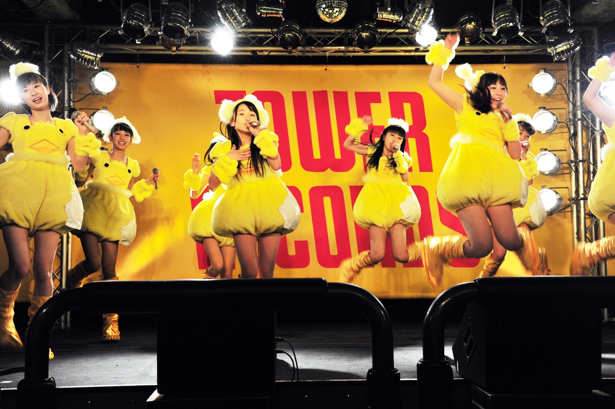 「ピョコピョコ ウルトラ」を披露するモーニング娘。9期＆10期メンバー。