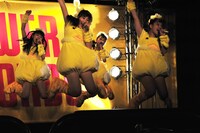 「ピョコピョコ ウルトラ」を披露するモーニング娘。9期＆10期メンバー。