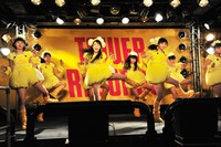 「ピョコピョコ ウルトラ」を披露するモーニング娘。9期＆10期メンバー。