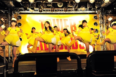 「ピョコピョコ ウルトラ」を披露するモーニング娘。9期＆10期メンバー。