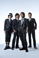 SUN OF A STARVEとユウスケ。右から2番目がユウスケ。