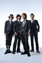 SUN OF A STARVEとユウスケ。右から2番目がユウスケ。