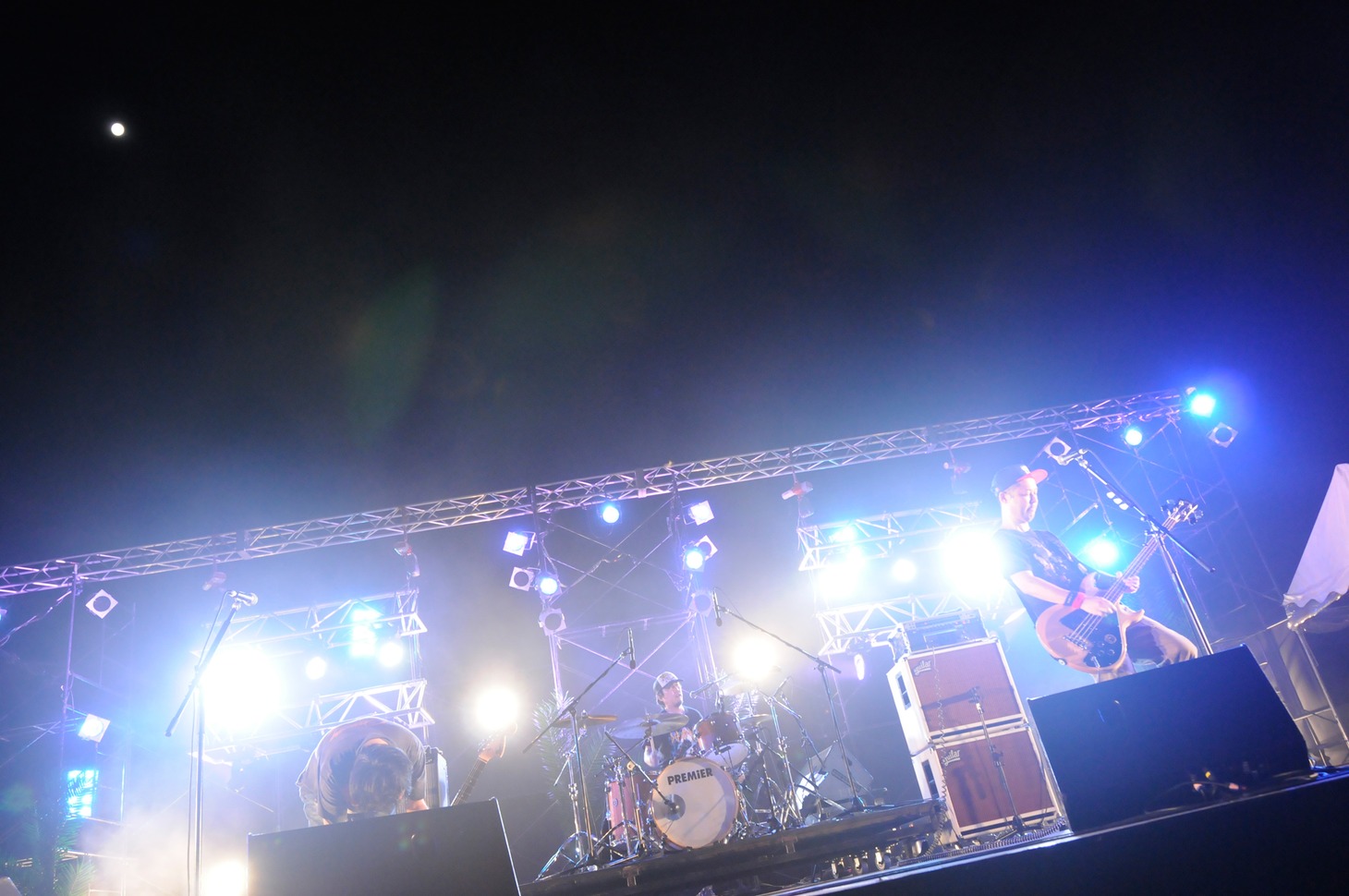 写真は昨年行われた野外オールナイトライブイベント「BAYCAMP 2011」の様子（Photo by 市村岬）。