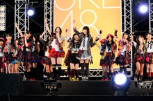 ミニライブのオープニングで「オキドキ」を披露するSKE48。