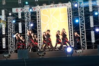 「声がかすれるくらい」を披露する紅組。