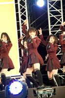 秦佐和子（写真中央）