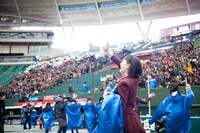 スタンド席に向かって手を振る秦佐和子。