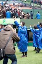 スタンド席に向かって手を振る松井玲奈。