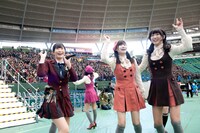 西武ドームのグラウンドを駆け回る向田茉夏（写真左）、後藤理沙子（中央）、阿比留李帆（右）。