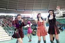 西武ドームのグラウンドを駆け回る向田茉夏（写真左）、後藤理沙子（中央）、阿比留李帆（右）。