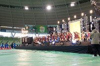 「会いたかった」を披露するSKE48。