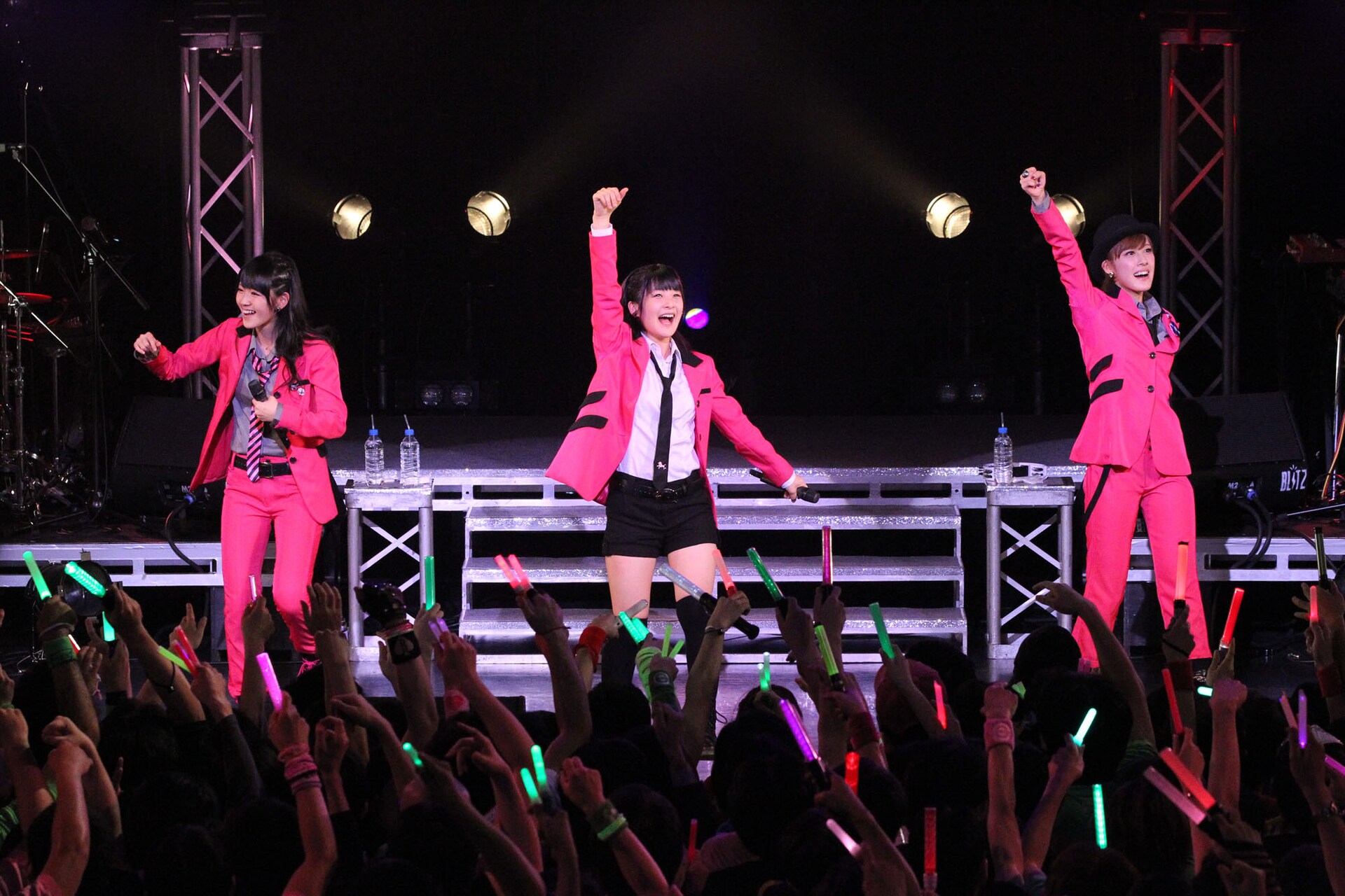 パリ公演目前、Buono!国内ツアー「R・E・A・L」スタート - 音楽ナタリー